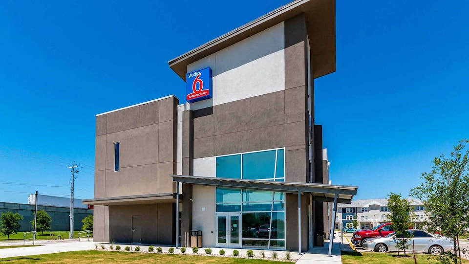 Studio 6 San Marcos TX exterior view